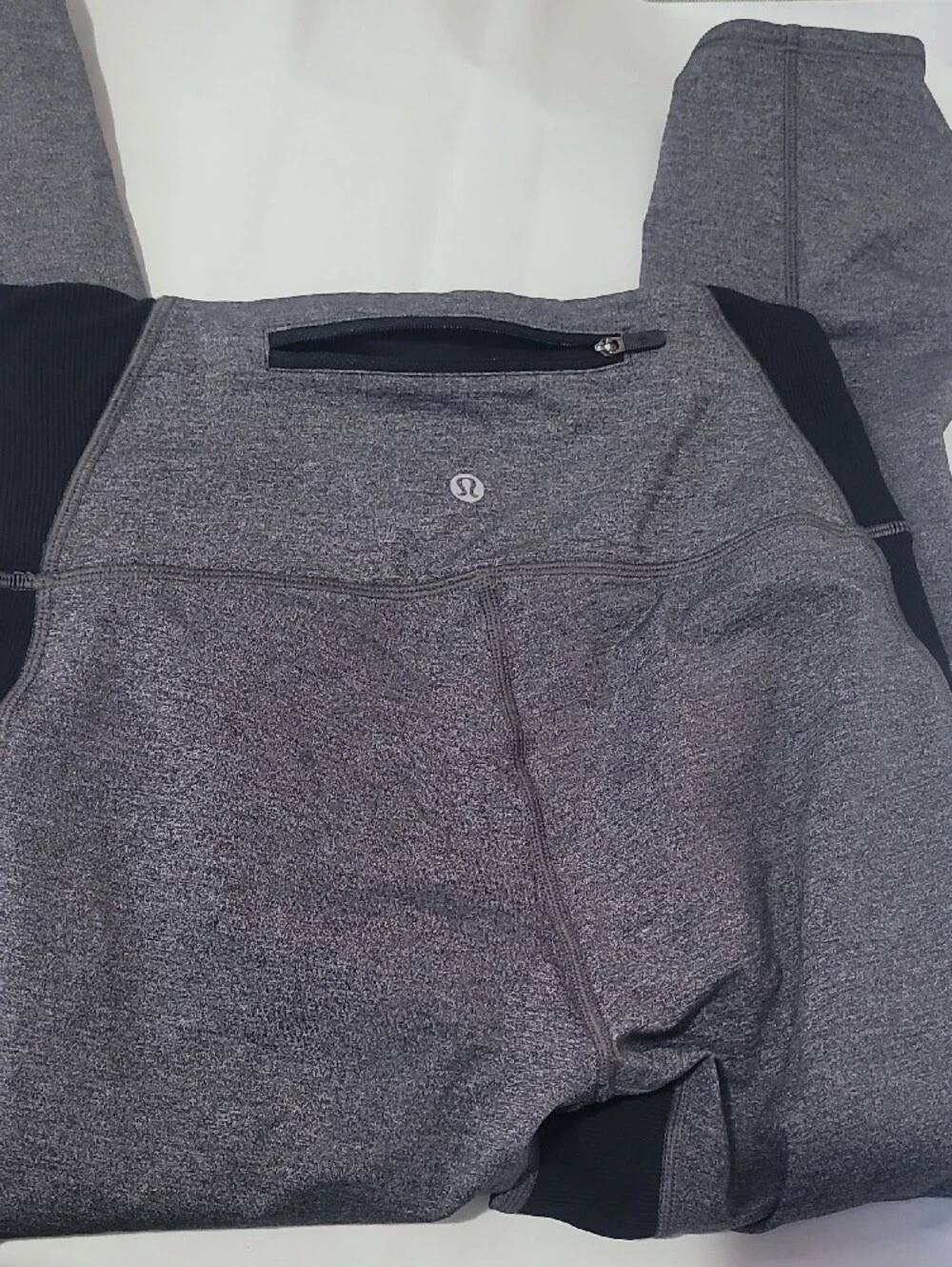 lululemon💎 athletica Gray Heather & Black Capri Leggings
